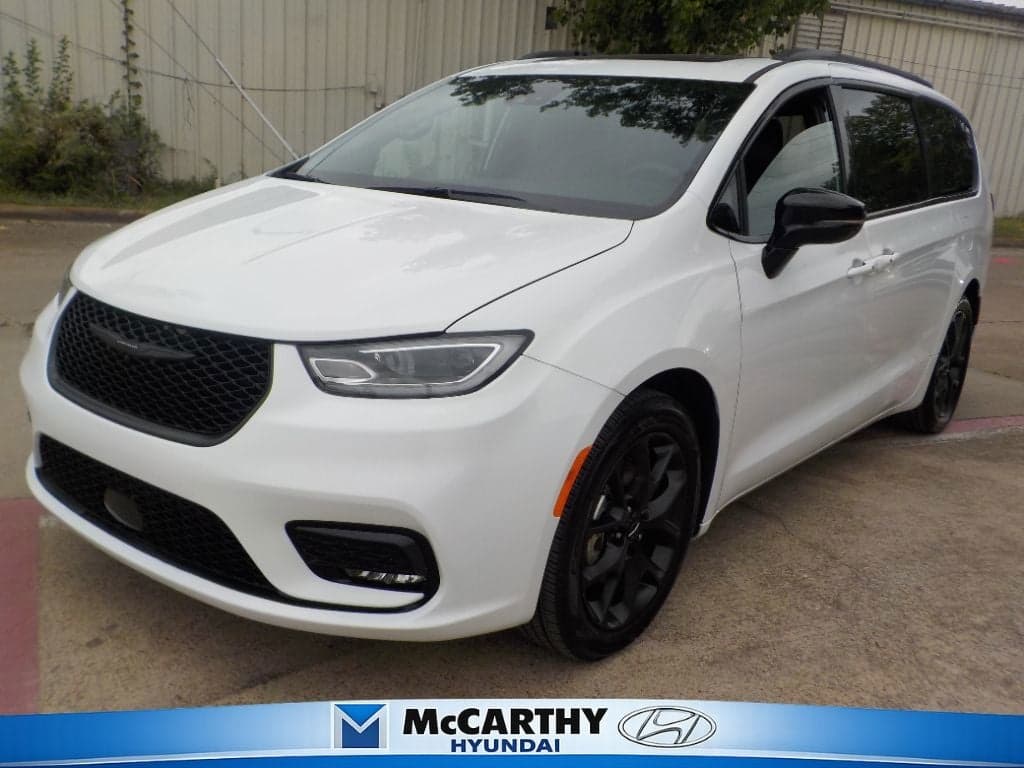 2025 Chrysler Pacifica Limited — photo 1 of 9