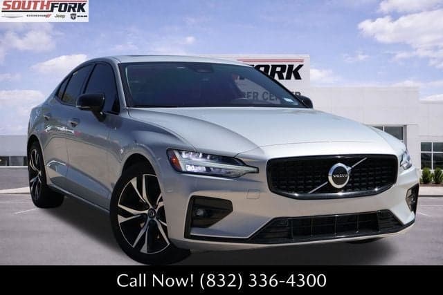 2024 Volvo S60 B5 Core Dark Theme — photo 1 of 19