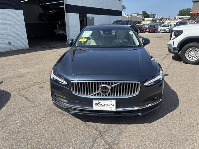 2022 Volvo S90 Inscription — photo 1 of 17