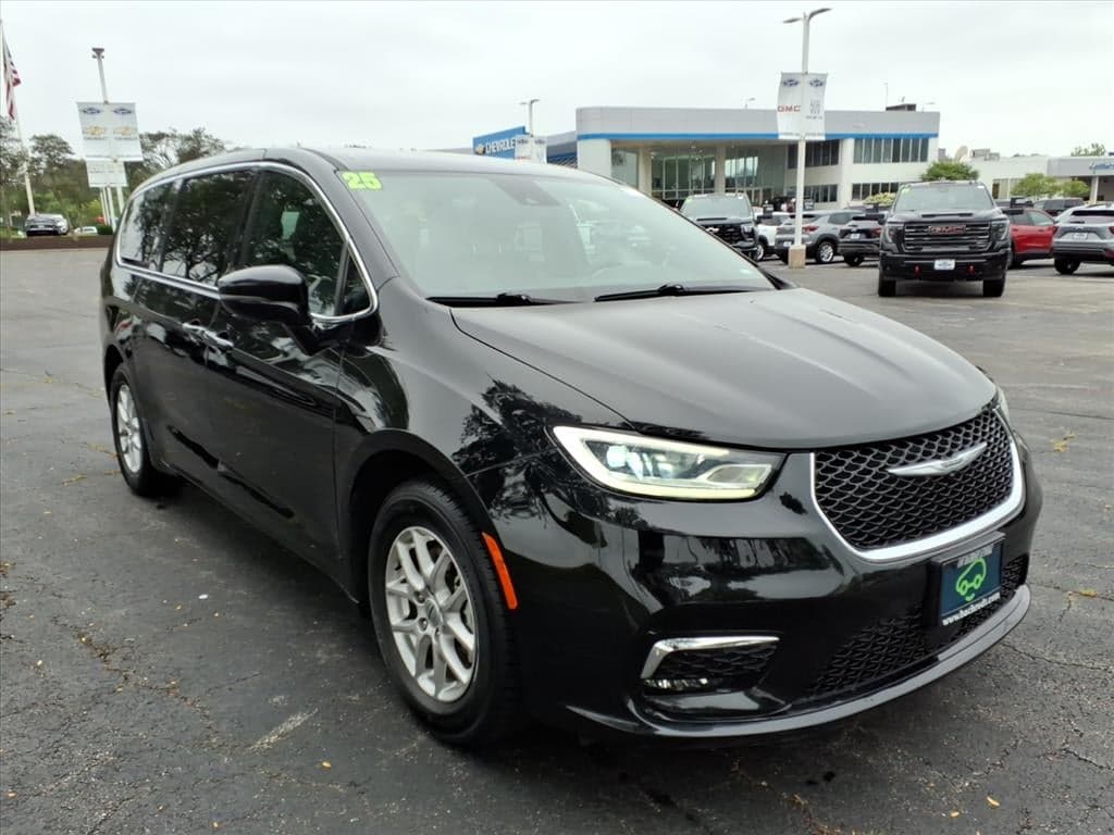 2025 Chrysler Pacifica Select — photo 1 of 10