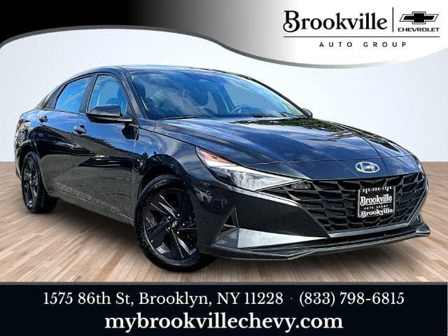 2023 Hyundai Elantra SEL — photo 1 of 5
