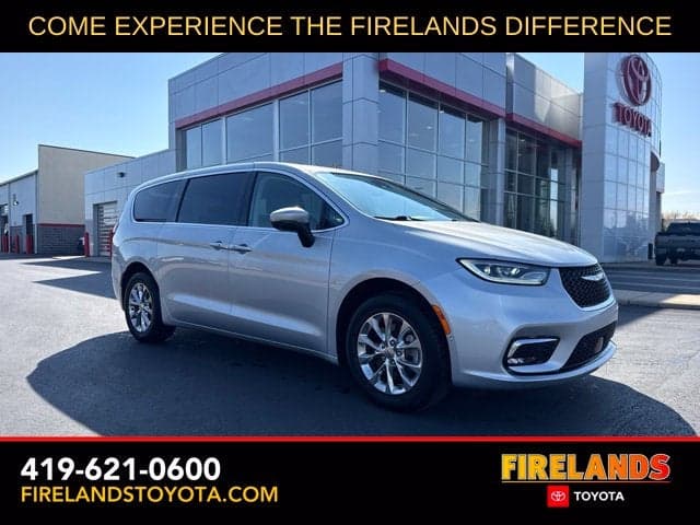 2023 Chrysler Pacifica Touring L — photo 1 of 5