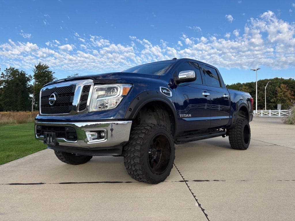 2017 Nissan Titan SL — photo 1 of 5