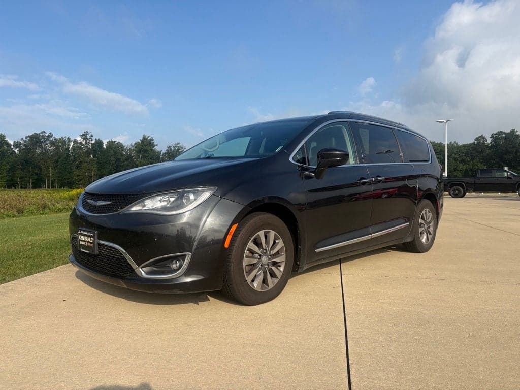 2020 Chrysler Pacifica Touring L Plus — photo 1 of 28