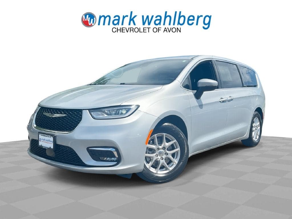 2023 Chrysler Pacifica Touring — photo 1 of 36