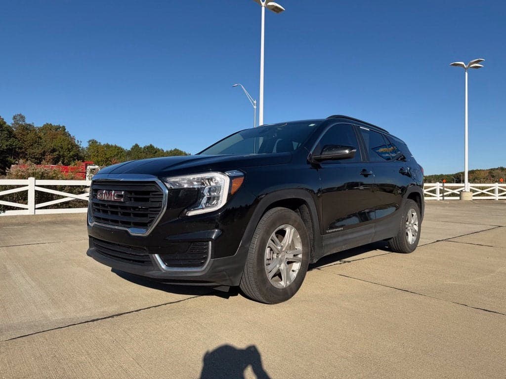 2023 GMC Terrain SLE — photo 1 of 5