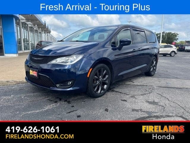 2019 Chrysler Pacifica Touring Plus — photo 1 of 25