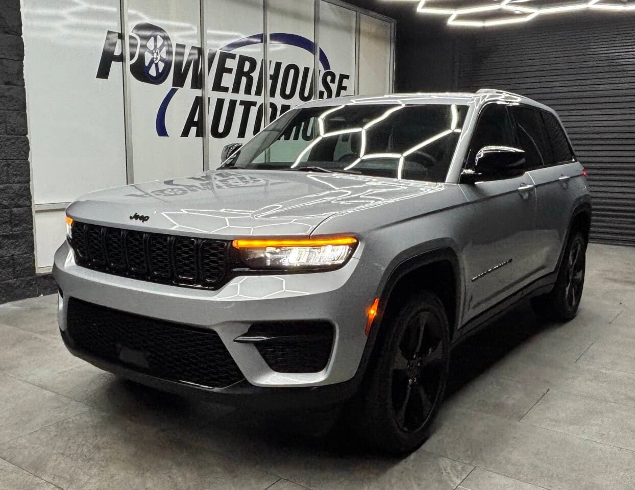 2023 Jeep Grand Cherokee Laredo — photo 1 of 5