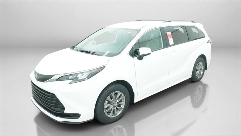 2026 Toyota Sienna LE — photo 1 of 5