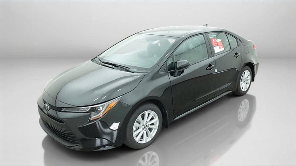 2027 Toyota Corolla LE — photo 1 of 5