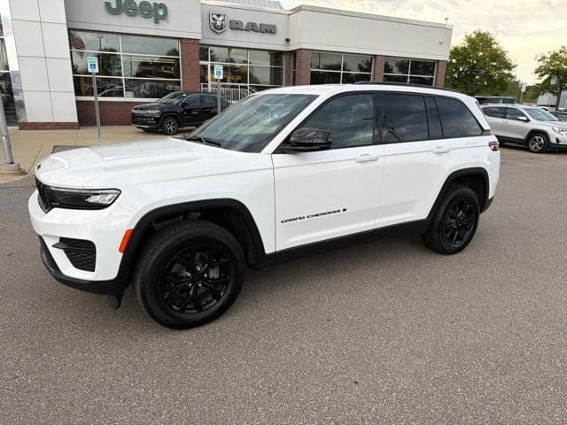 2024 Jeep Grand Cherokee Altitude — photo 1 of 20
