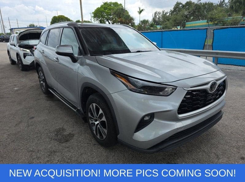 2022 Toyota Highlander XLE — photo 1 of 5