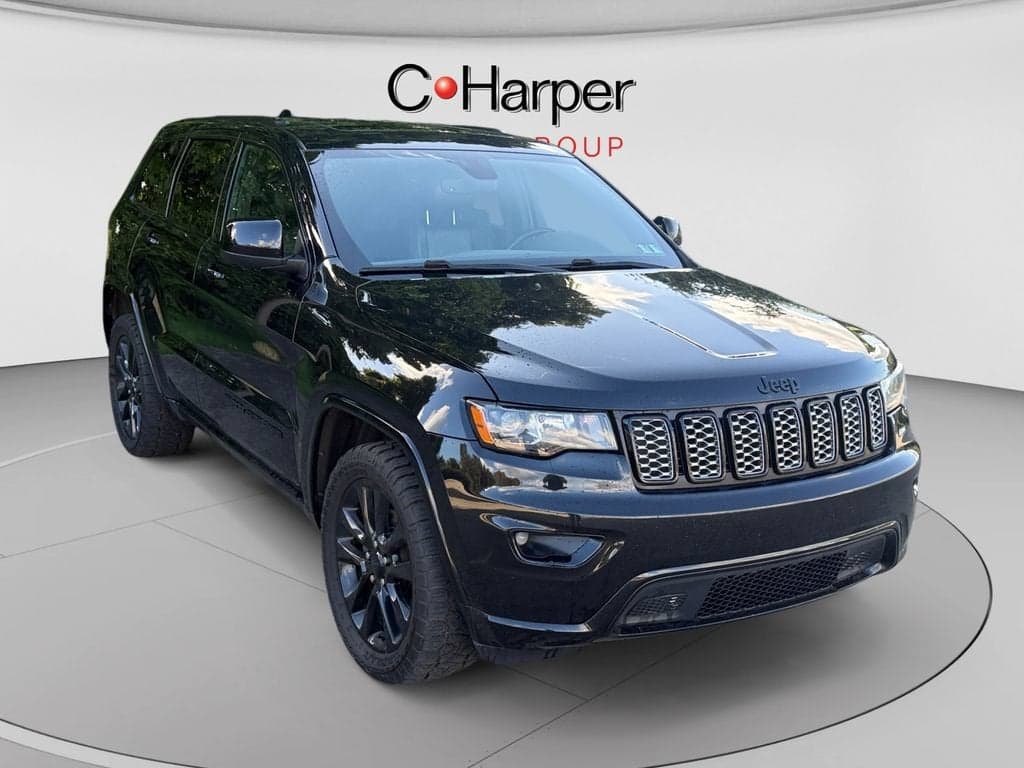 2018 Jeep Grand Cherokee Altitude — photo 1 of 10
