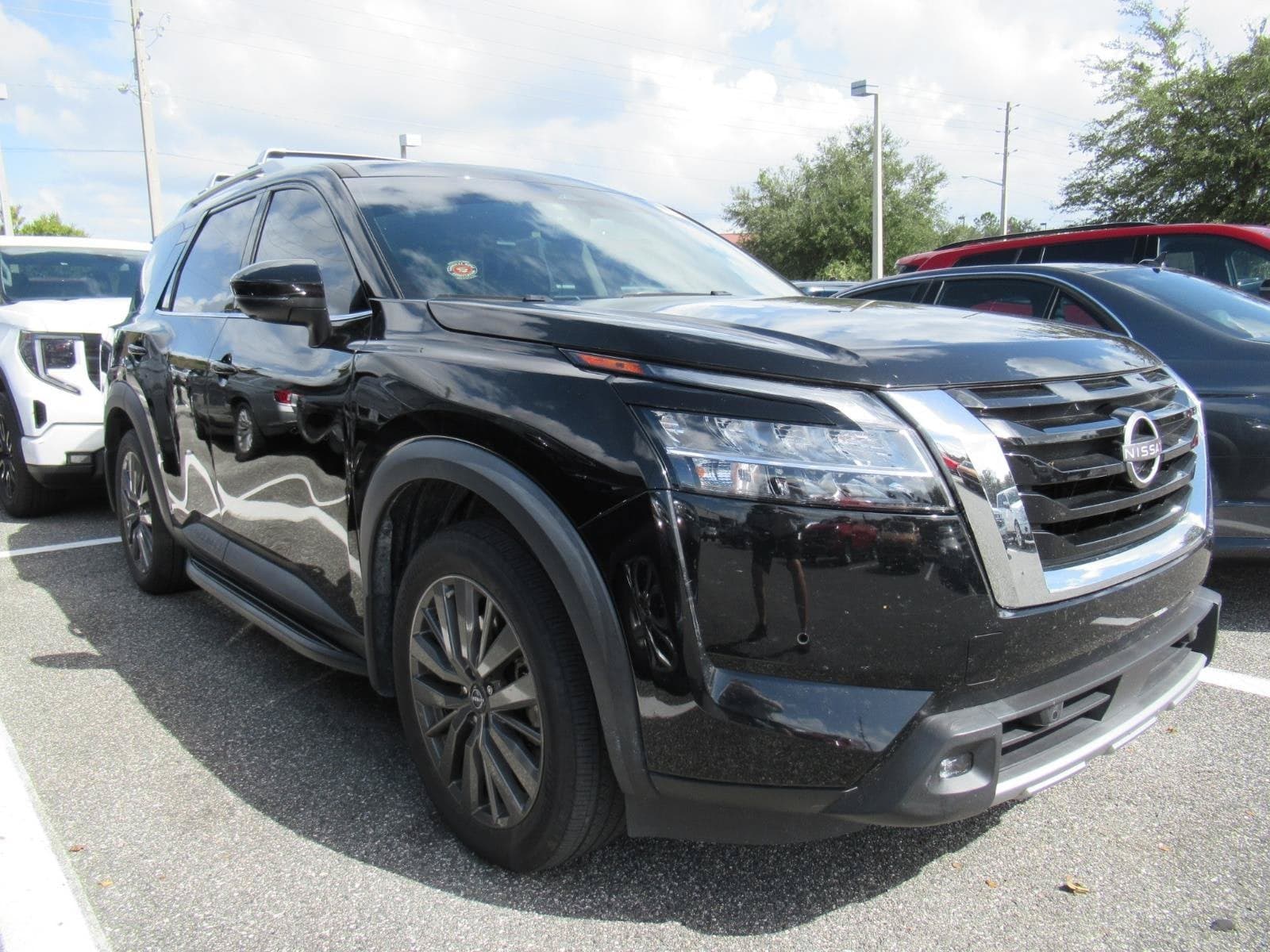 2022 Nissan Pathfinder SL — photo 1 of 5