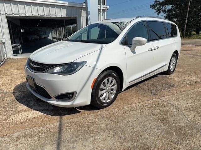 2019 Chrysler Pacifica Touring L — photo 1 of 5