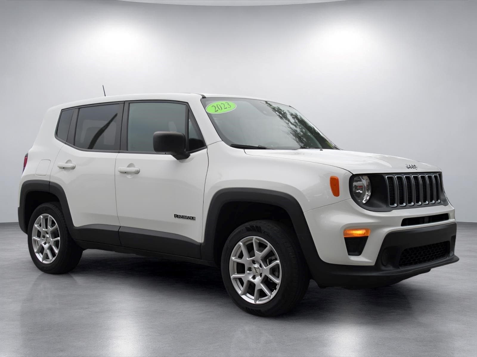 2023 Jeep Renegade Latitude — photo 1 of 5
