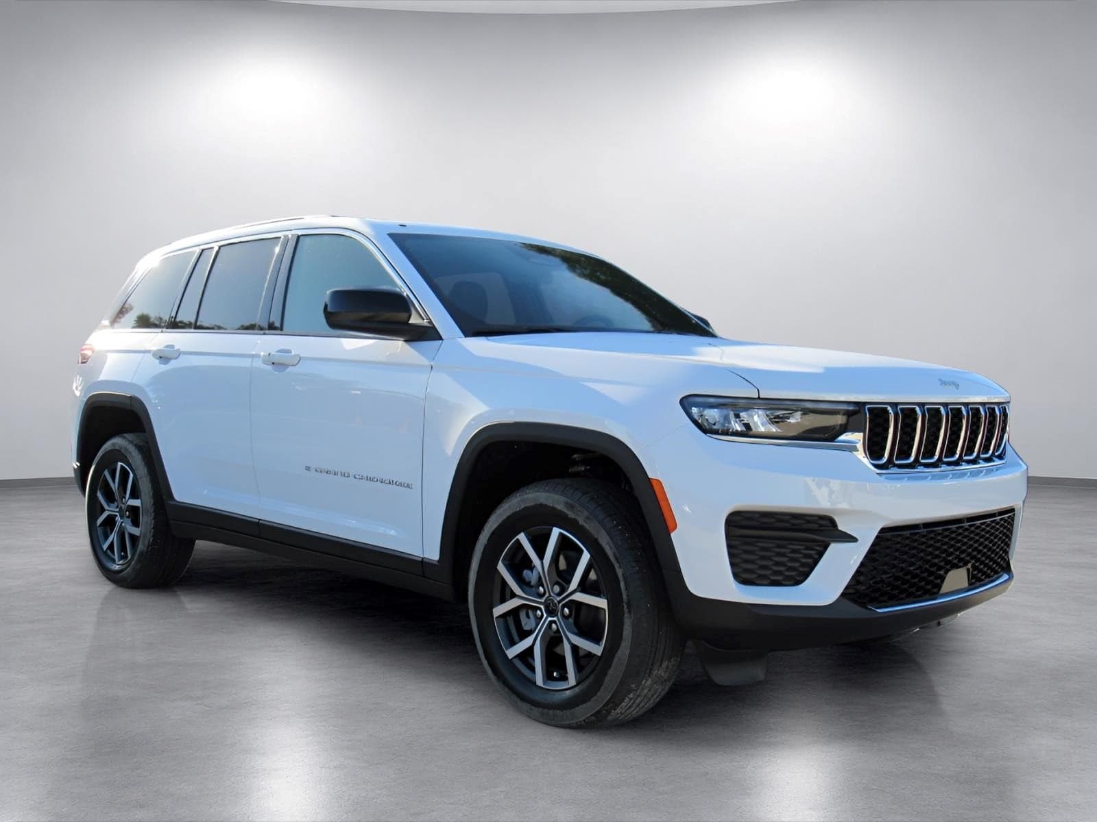 2027 Jeep Grand Cherokee Laredo — photo 1 of 5