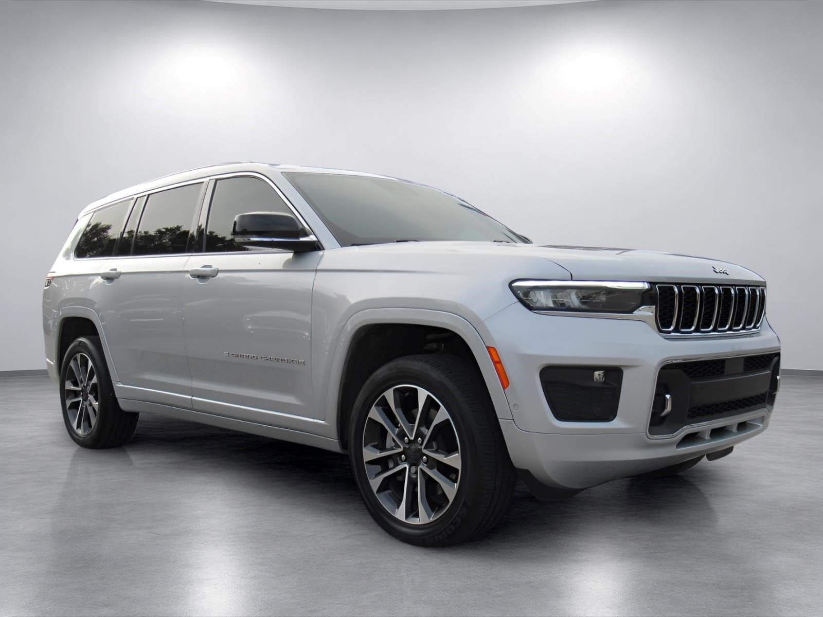 2024 Jeep Grand Cherokee L Overland — photo 1 of 5