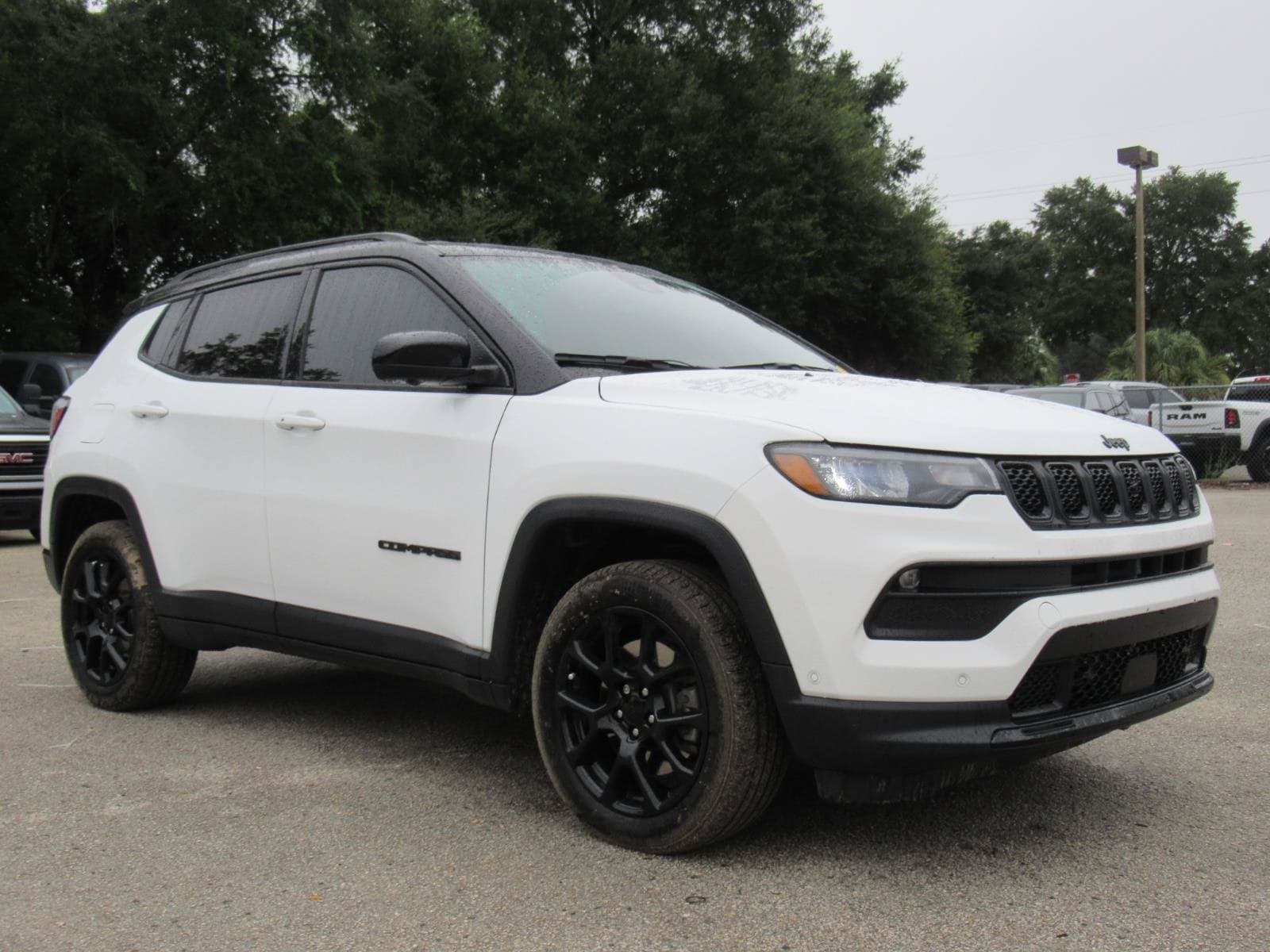 2023 Jeep Compass Altitude — photo 1 of 5