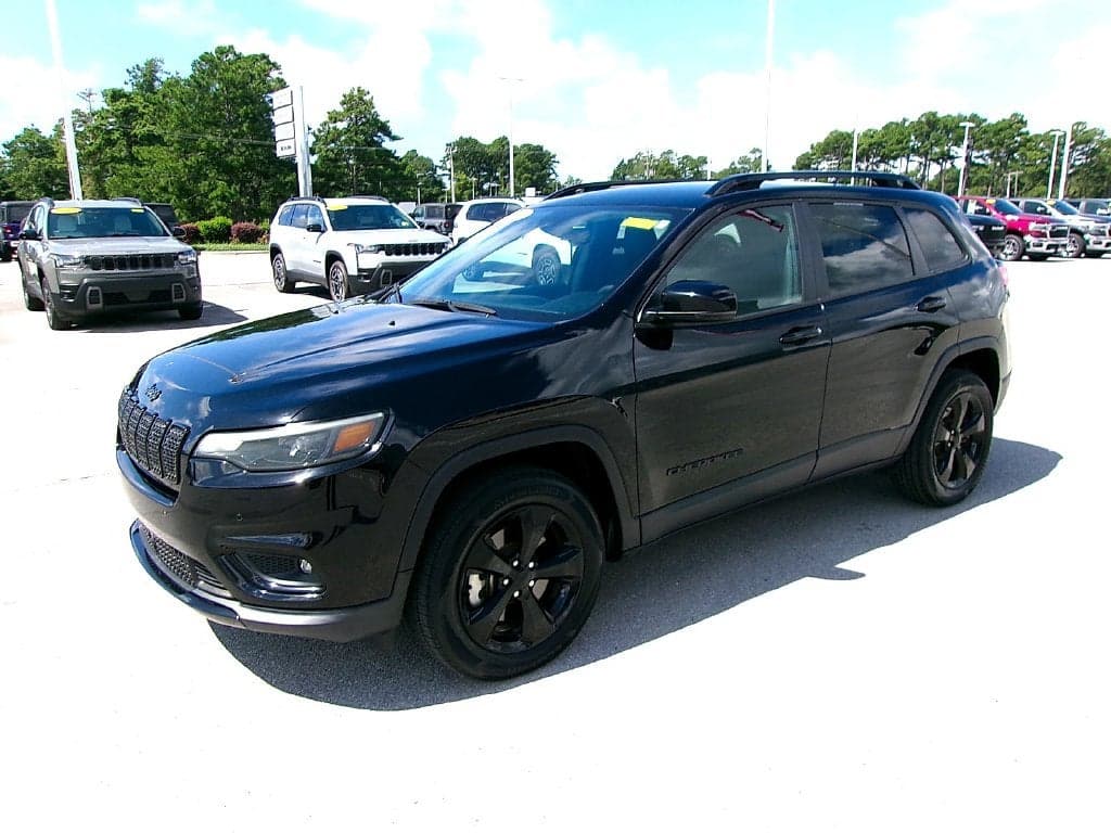 2023 Jeep Cherokee Altitude Lux — photo 1 of 21