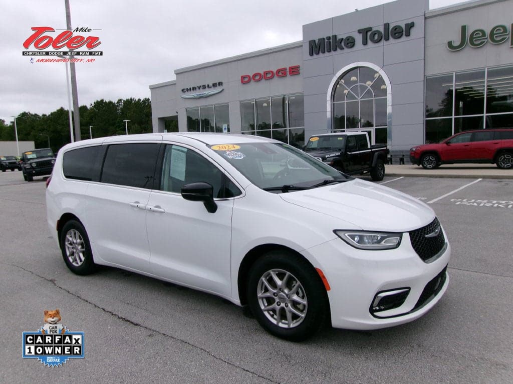 2024 Chrysler Pacifica Touring L — photo 1 of 21