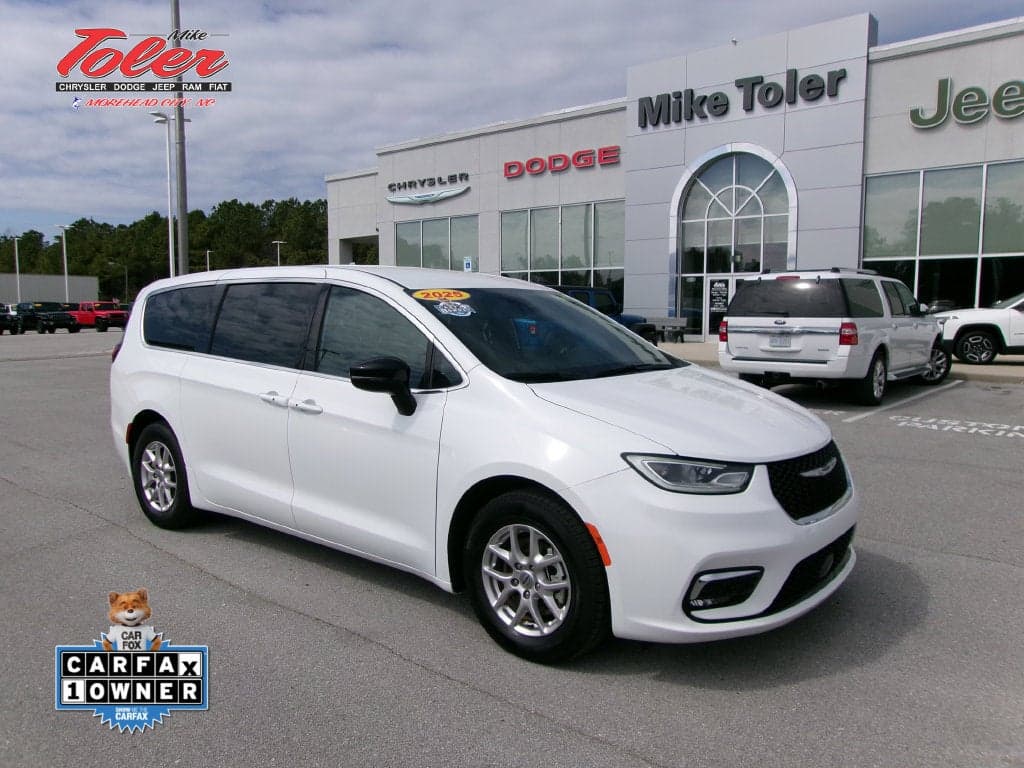 2025 Chrysler Pacifica Select — photo 1 of 22