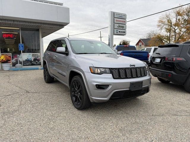 2020 Jeep Grand Cherokee Altitude — photo 1 of 4