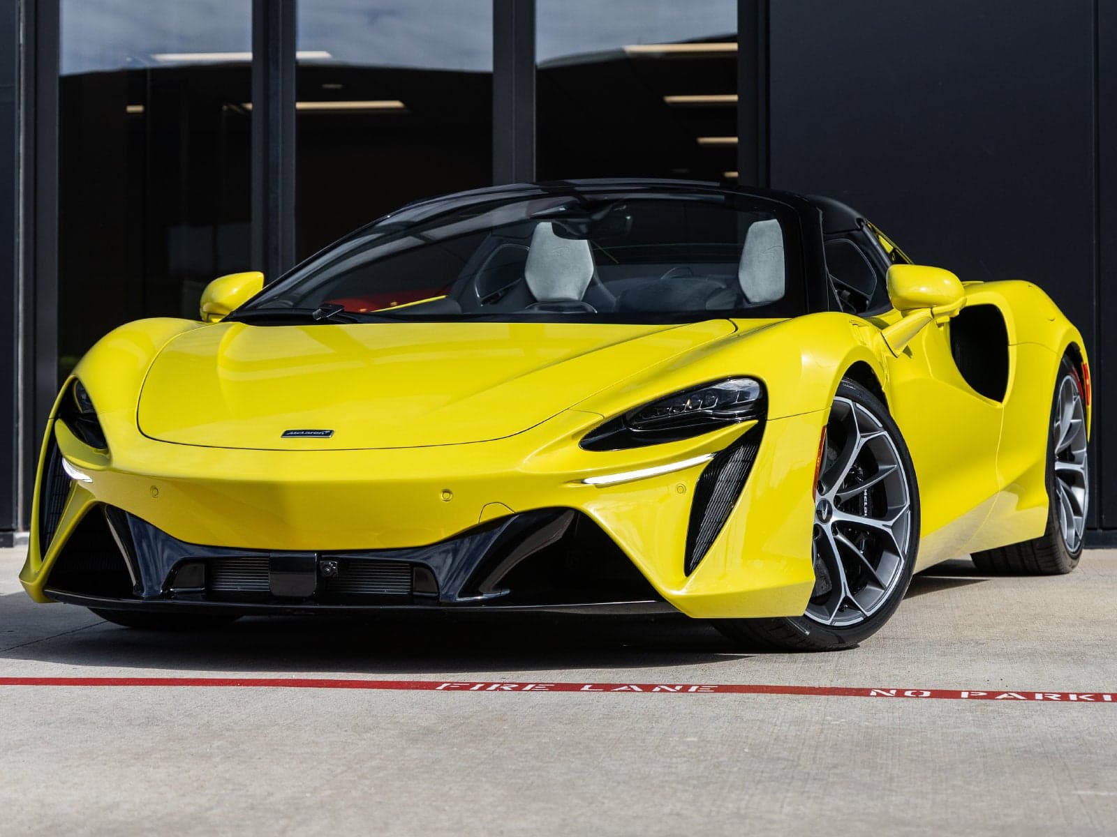 2027 McLaren Artura Base — photo 1 of 5