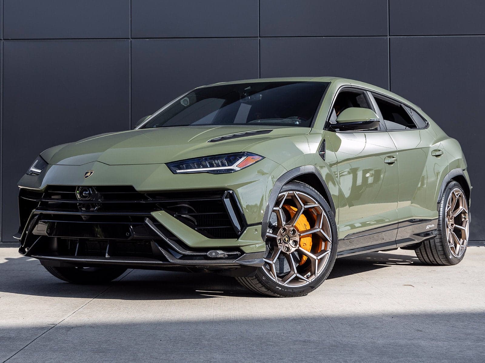 2023 Lamborghini Urus Performante — photo 1 of 5