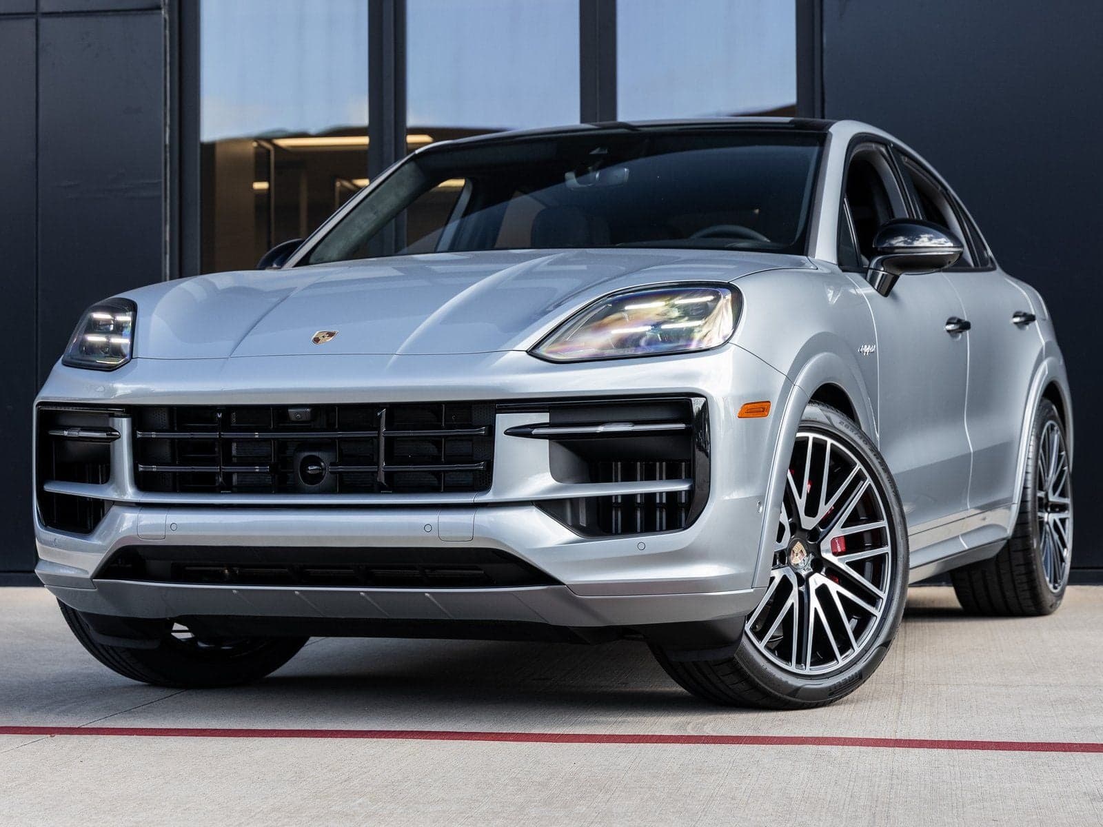 2025 Porsche Cayenne Cayenne S E-Hybrid Coupe — photo 1 of 96