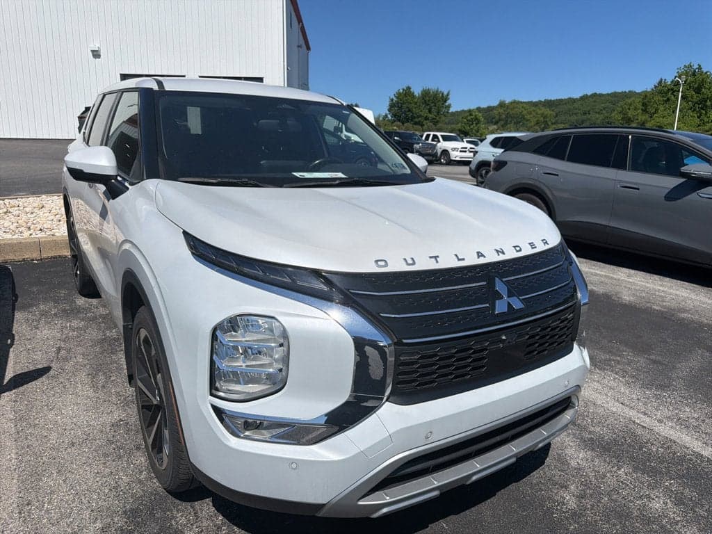 2022 Mitsubishi Outlander SE — photo 1 of 17