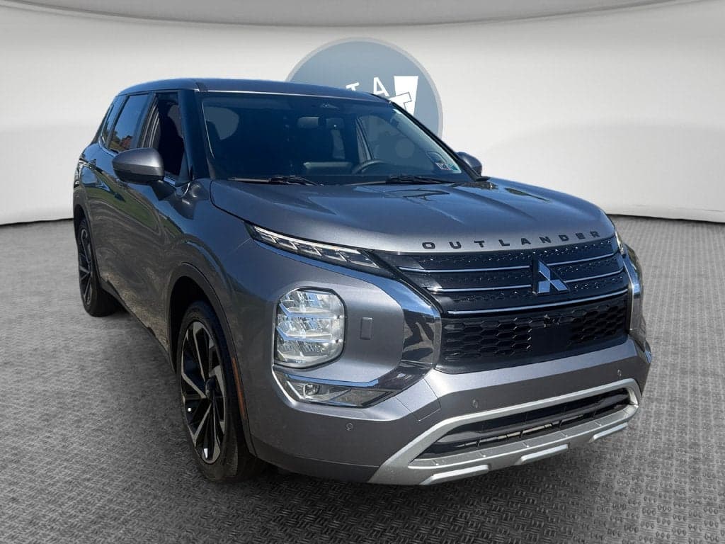 2022 Mitsubishi Outlander Base — photo 1 of 5