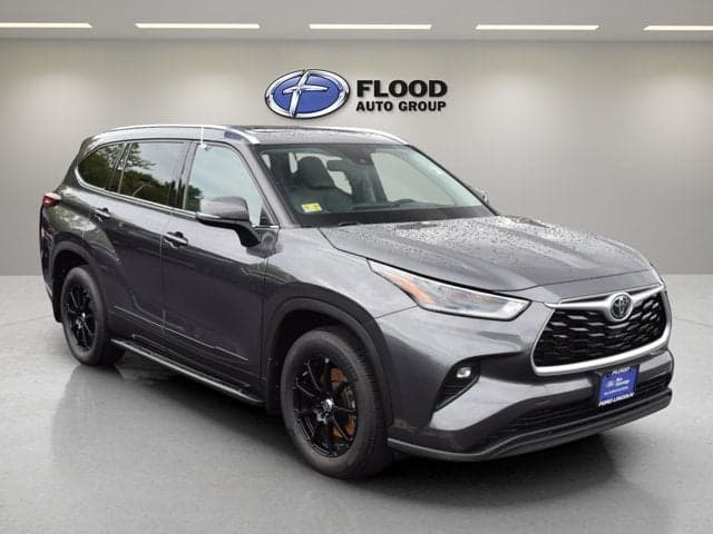 2021 Toyota Highlander XLE — photo 1 of 25