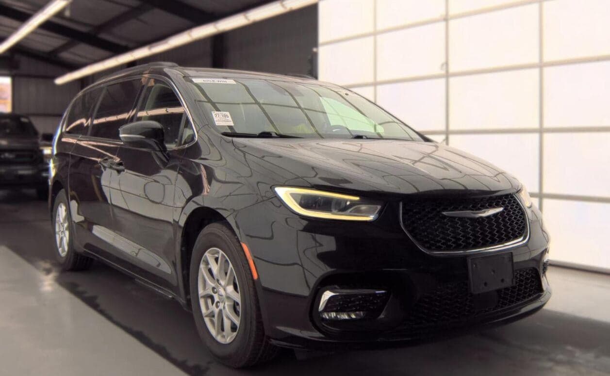 2022 Chrysler Pacifica Touring L — photo 1 of 15