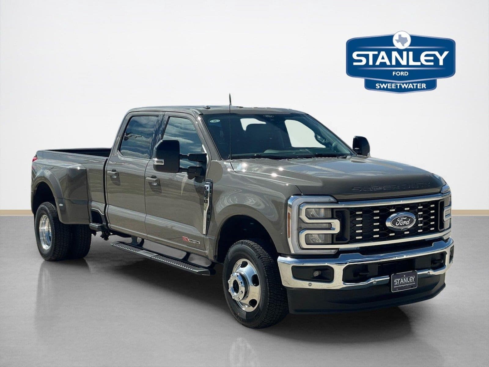 2027 Ford Super Duty F-350 DRW LARIAT — photo 1 of 40