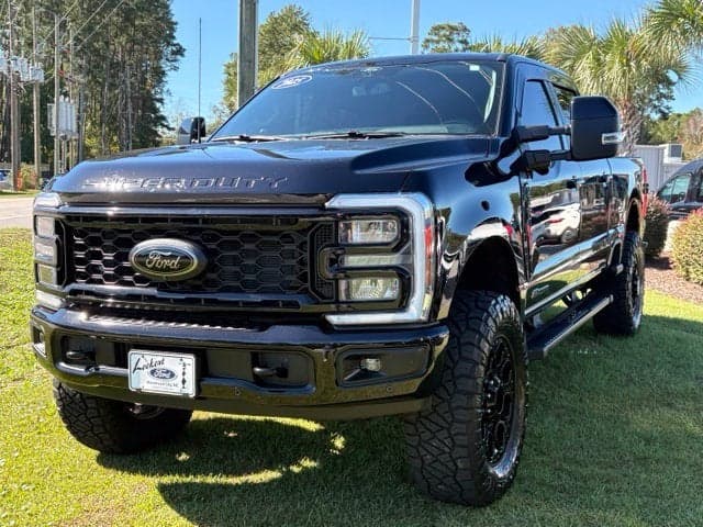 2025 Ford Super Duty F-350 SRW LARIAT — photo 1 of 5