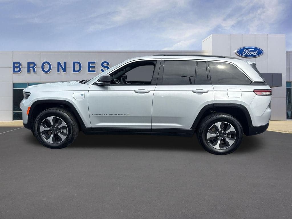 2024 Jeep Grand Cherokee Base — photo 1 of 37