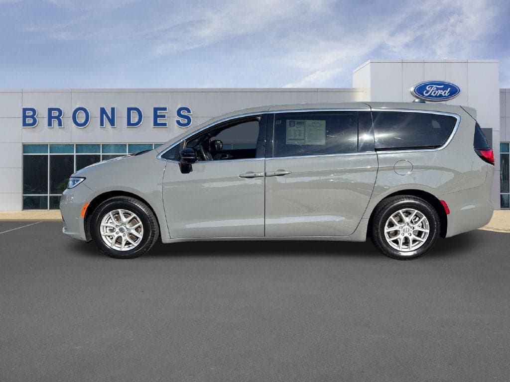 2025 Chrysler Pacifica Select — photo 1 of 39