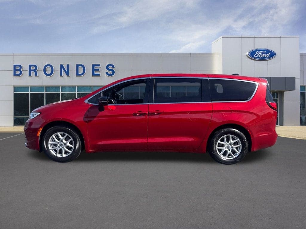 2025 Chrysler Pacifica Select — photo 1 of 5