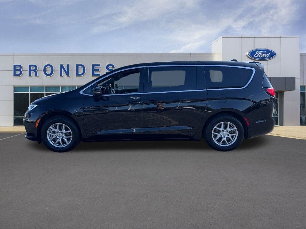 2025 Chrysler Pacifica Select — photo 1 of 39