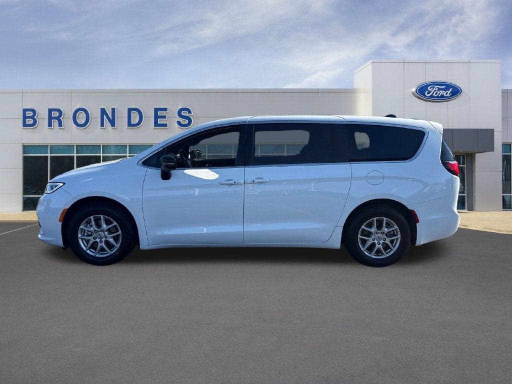 2025 Chrysler Pacifica Select — photo 1 of 38