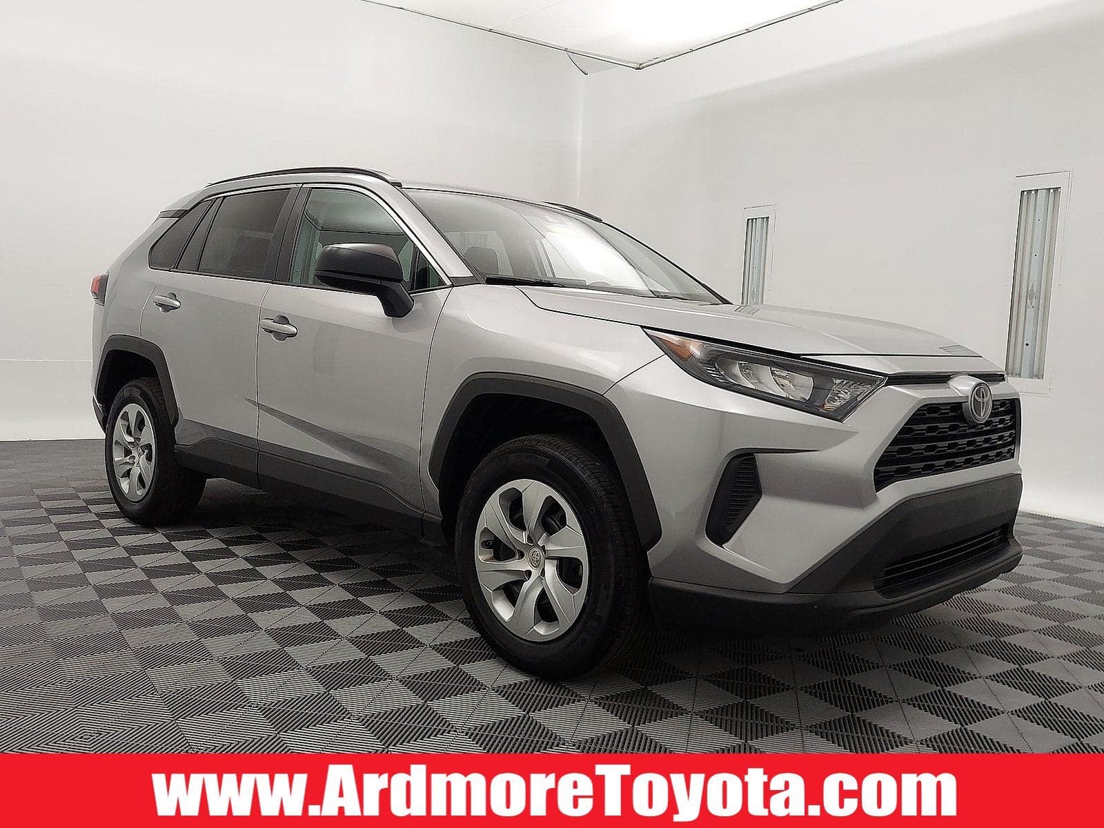 2019 Toyota RAV4 LE — photo 1 of 15