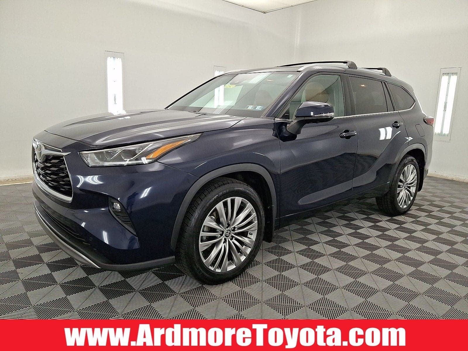 2024 Toyota Highlander Platinum — photo 1 of 29
