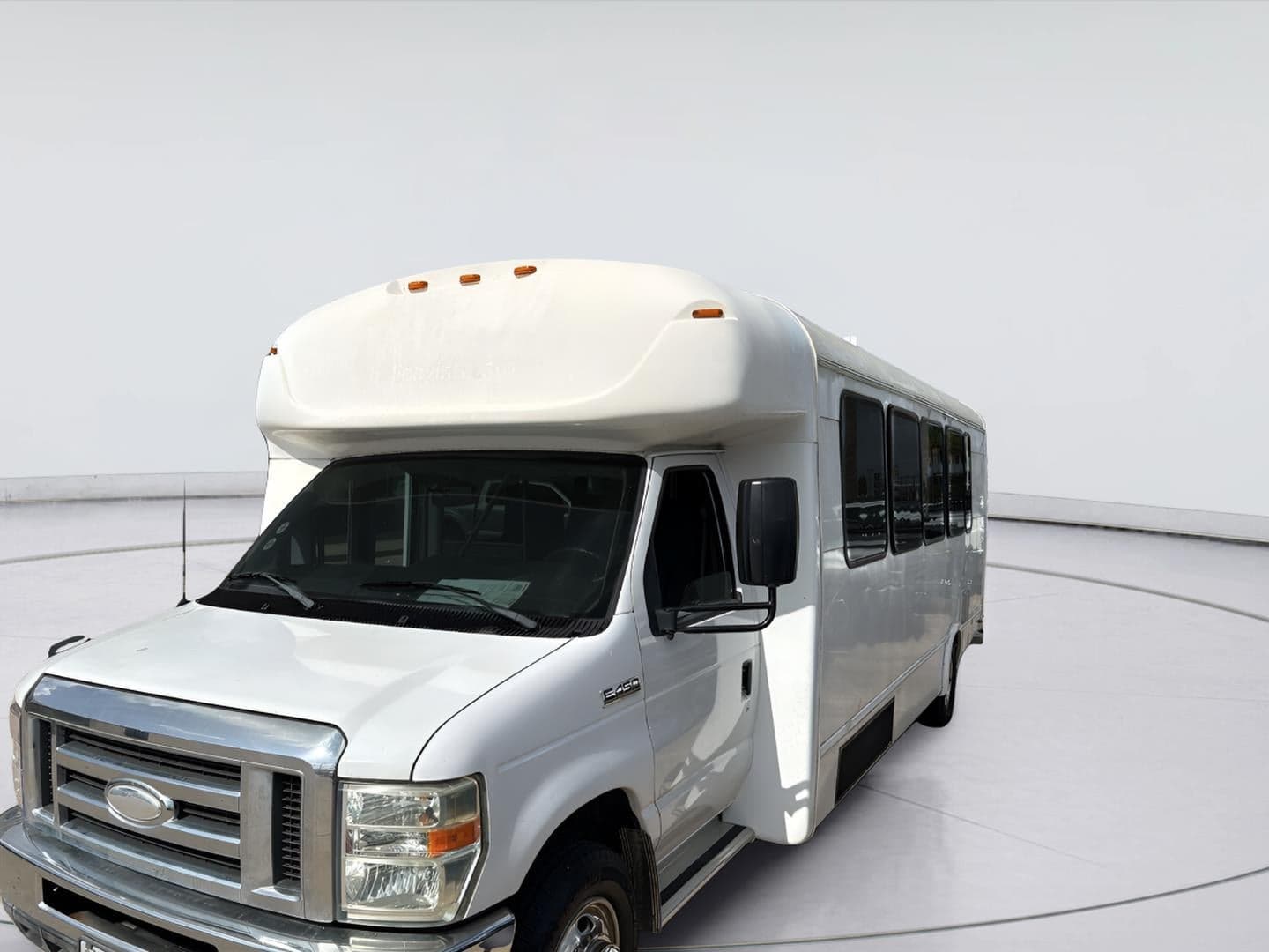 2015 Ford Econoline Commercial Cutaway E-450 SD — photo 1 of 14