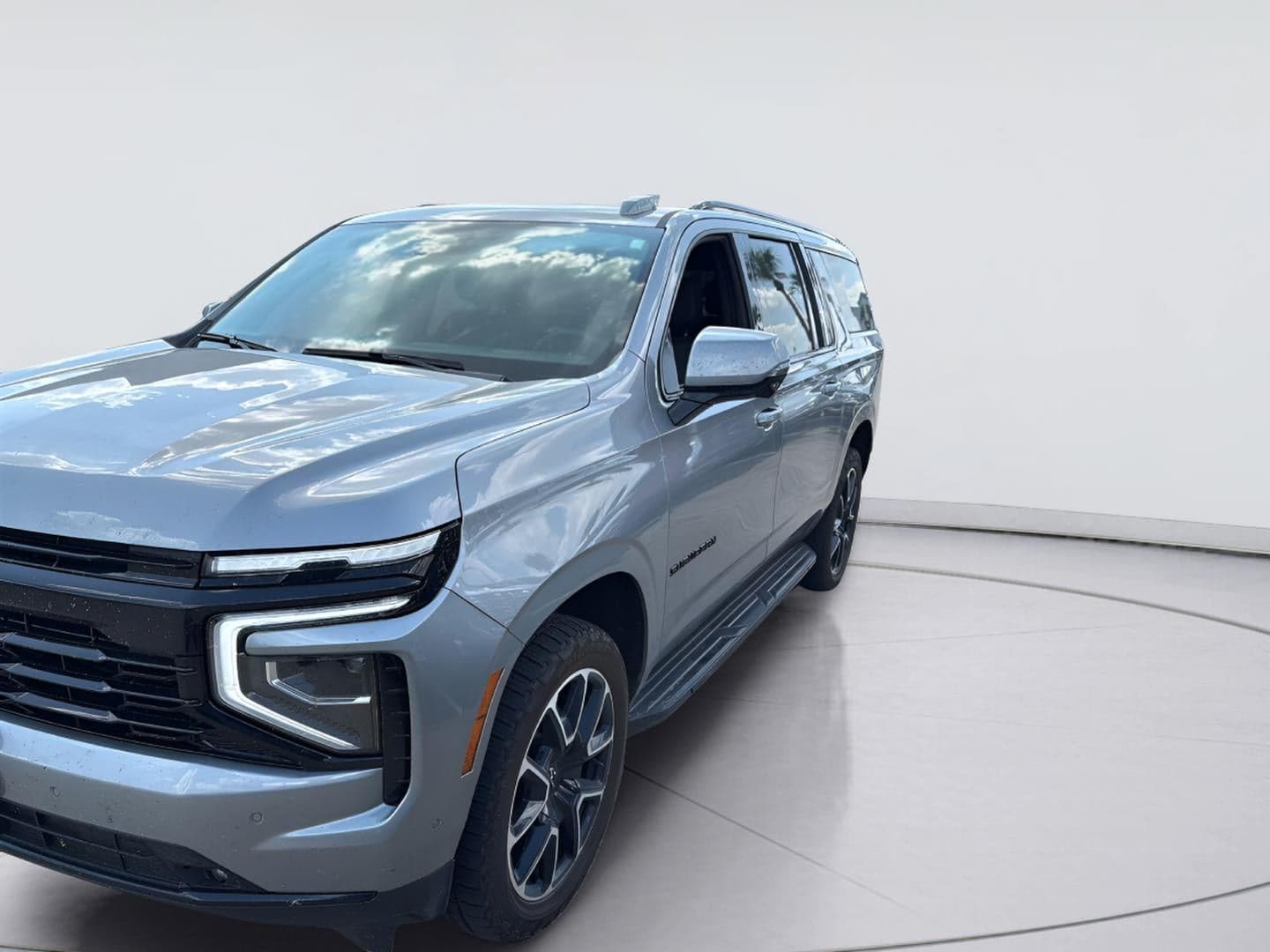 2025 Chevrolet Suburban RST — photo 1 of 4