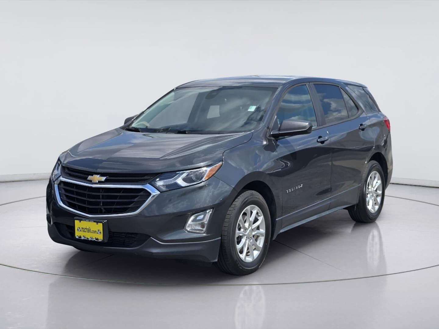 2020 Chevrolet Equinox LS — photo 1 of 32