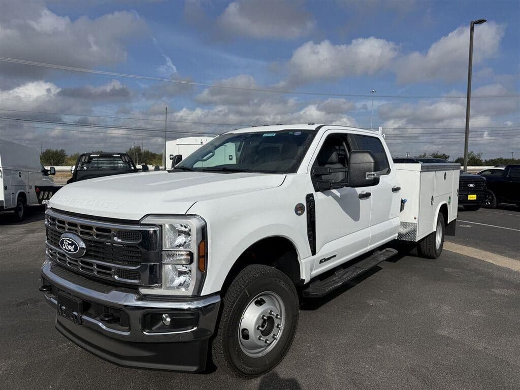2027 Ford Super Duty F-350 DRW XL — photo 1 of 7