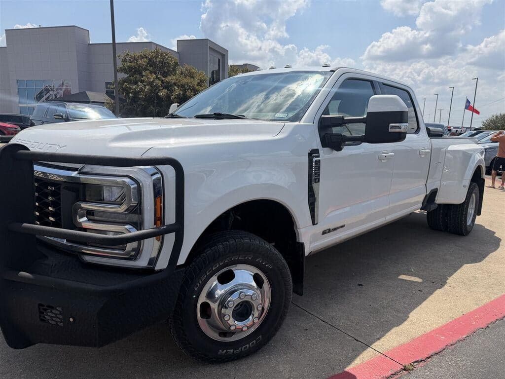 2023 Ford Super Duty F-350 DRW LARIAT — photo 1 of 7