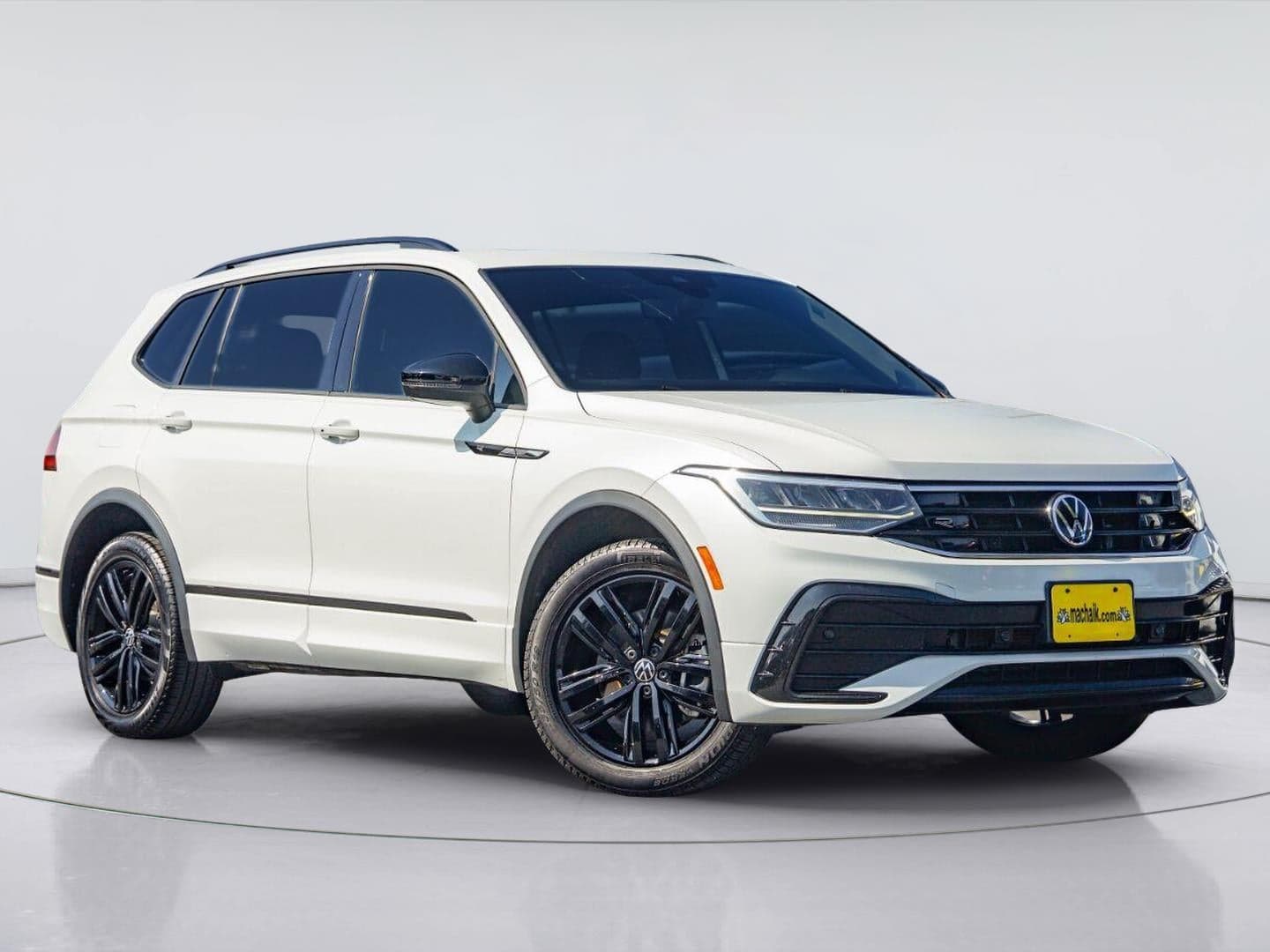 2022 Volkswagen Tiguan SE R-Line Black — photo 1 of 32