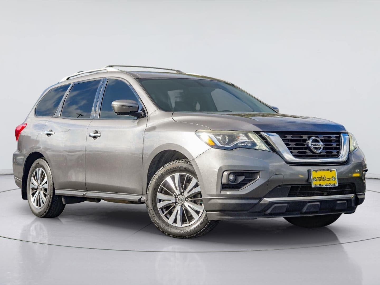 2017 Nissan Pathfinder SL — photo 1 of 4